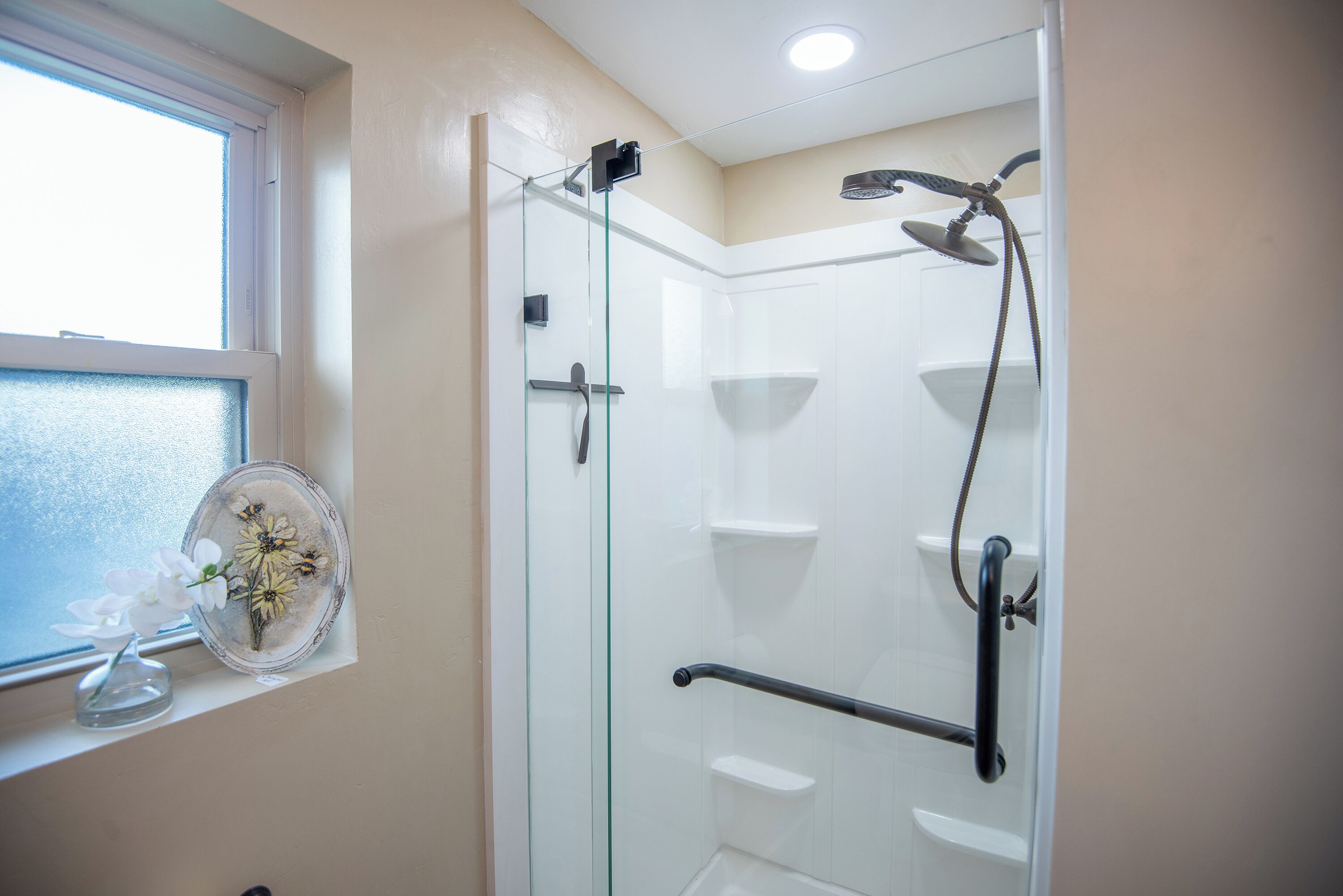 Douche, sèche-cheveux, bidet, serviettes fournies