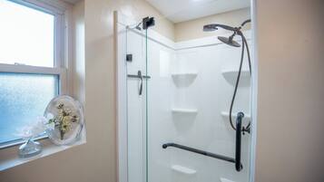 Douche, sĂšche-cheveux, bidet, serviettes fournies