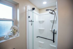 Douche, sèche-cheveux, bidet, serviettes fournies