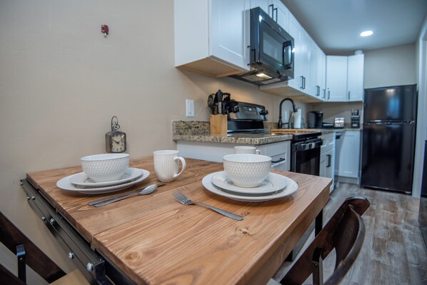 Micro-ondes, four, plaque de cuisson, lave-vaisselle