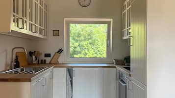 Frigorifero, forno, piano cottura, lavastoviglie