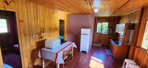 Køleskab, mikrobølgeovn, kogeplade, elkedel