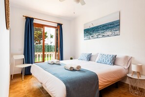 2 makuuhuonetta, tallelokero huoneessa, silitysrauta/-lauta