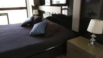 2 habitaciones, tabla de planchar con plancha, internet y ropa de cama