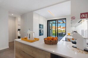 Fridge, microwave, oven, stovetop - Villa Soligolf - Vilamoura, Algarve (Villamoura)