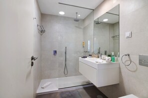 Shower, hair dryer, towels - Villa Soligolf - Vilamoura, Algarve (Villamoura)