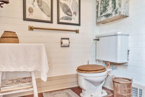 Hiustenkuivaaja, pyyhkeet, saippua, vessapaperi