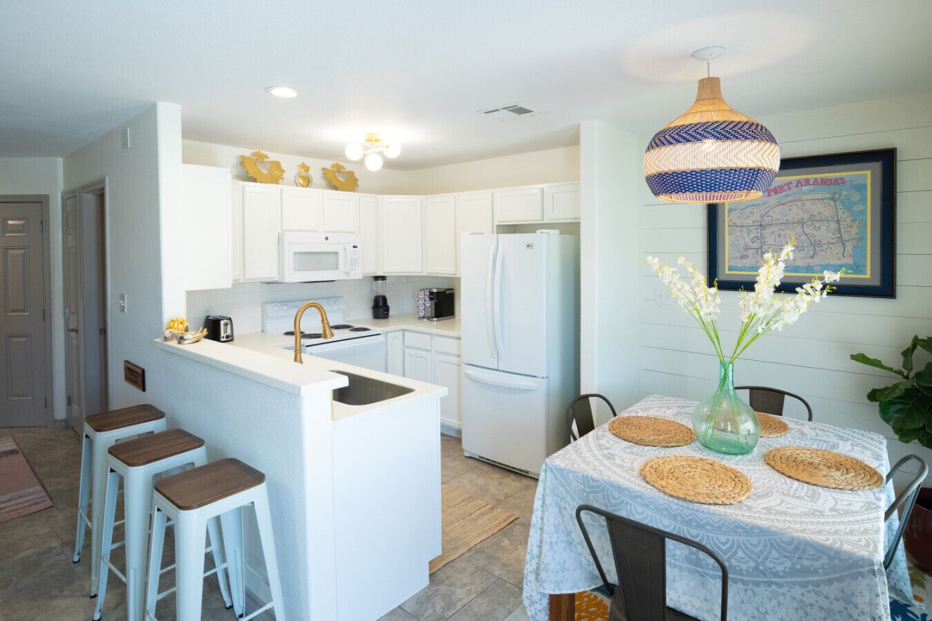 Réfrigérateur, four à micro-ondes, un four, surface de cuisson