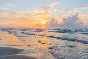 Beach nearby - AK Getaway Too ,where the waves kiss the shore and worries melt away. (Port Aransas)