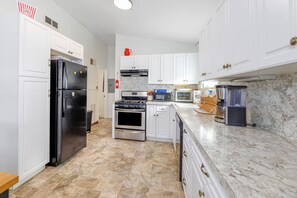 Kylskåp, mikrovågsugn, ugn och spishäll