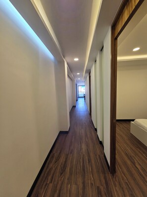 컴포트 아파트, 침실 3개, 발코니 | 거실 공간