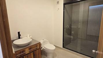 Comfort Apartment, 3 Bedrooms, Balcony | Bathroom | Shower, hair dryer, towels, shampoo