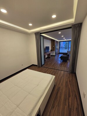 Apartemen Klasik, balkon | Meja kerja, ruang kerja ramah laptop, dan tirai kedap cahaya