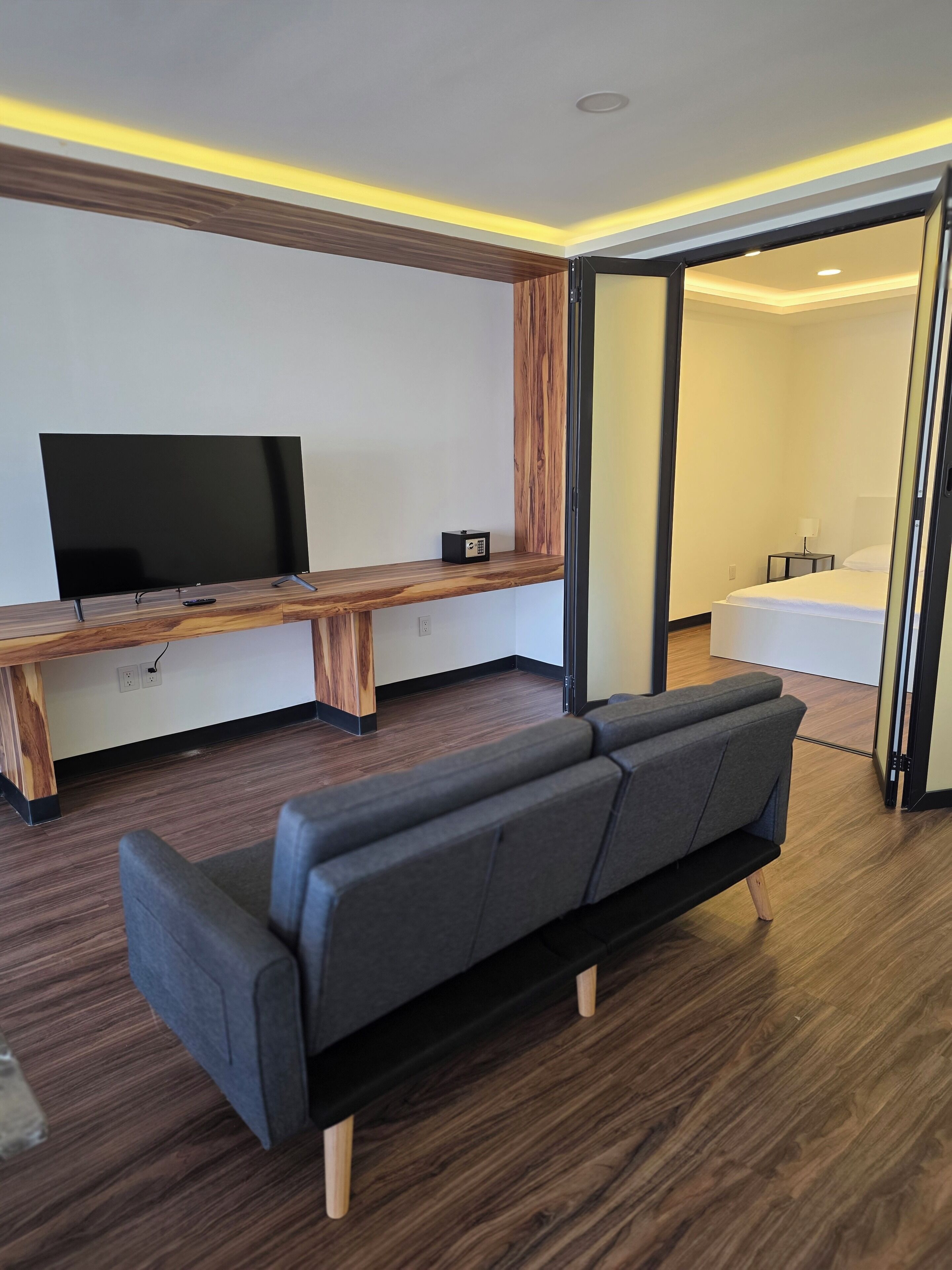 Căn hộ tiện nghi đơn giản, 3 phòng ngủ, ban công | Khu phòng khách