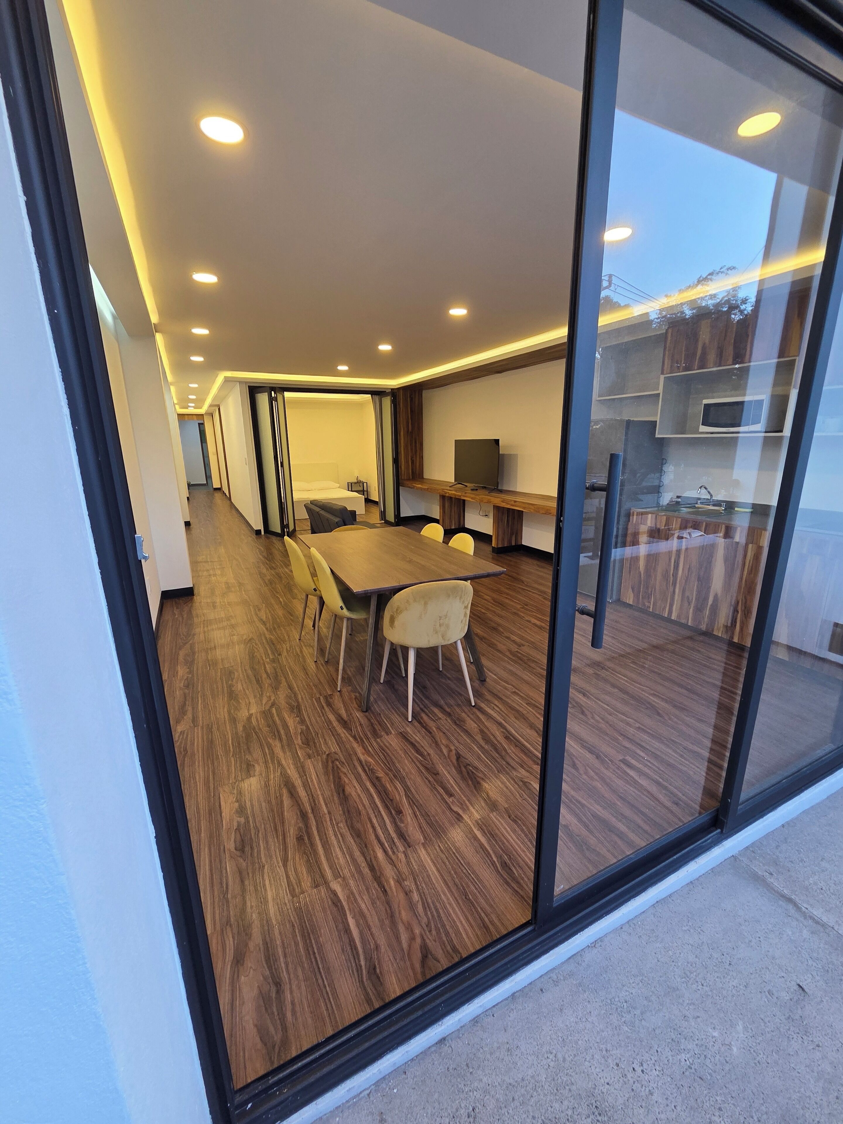 Căn hộ phong cách cổ điển, ban công | Hiên