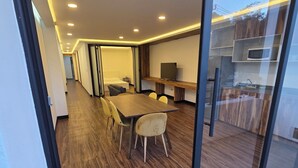 Un interno moderno con zona pranzo, cucina e camera da letto.
