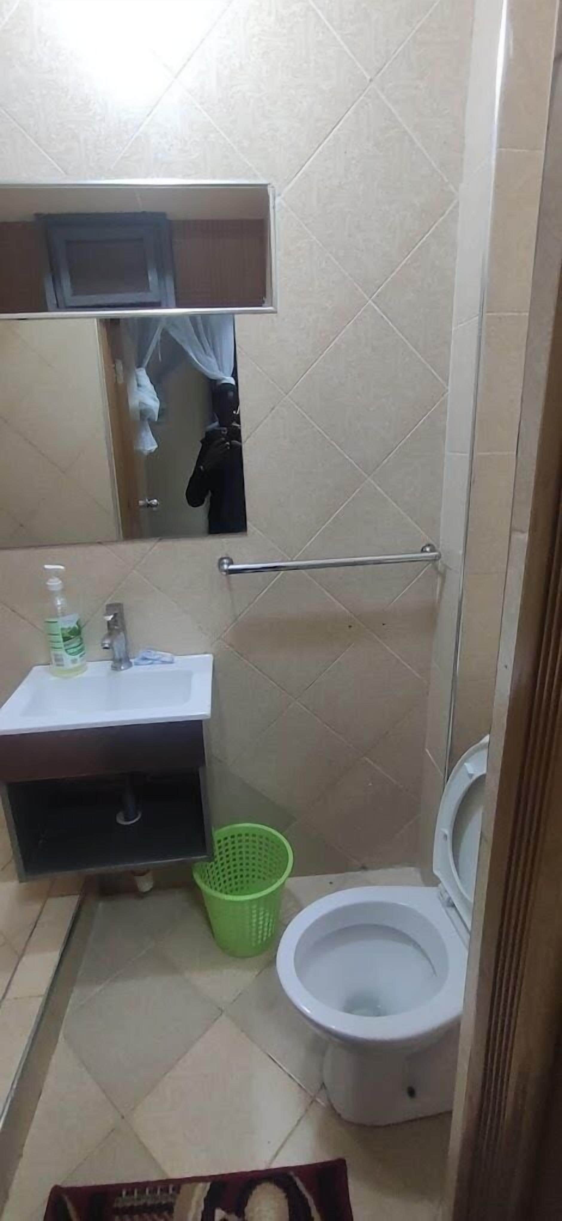 ห้องดีลักซ์ซิงเกิล | ห้องน้ำ | ฝักบัว, รองเท้าสวมภายในห้อง, ผ้าเช็ดตัว, สบู่