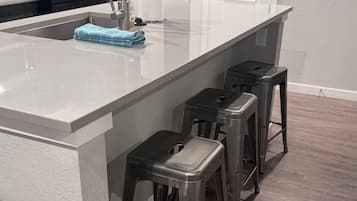 Mikrobølgeovn, ovn, kokeplater og oppvaskmaskin