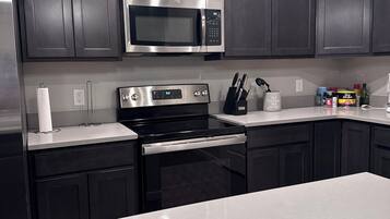 Een magnetron, een oven, een kookplaat, een vaatwasser