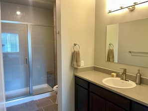 Haartrockner, Handtücher, Seife, Toilettenpapier