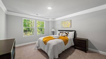 4 bedrooms, iron/ironing board, WiFi, bed sheets