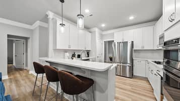 Micro-ondes, four, plaque de cuisson, lave-vaisselle