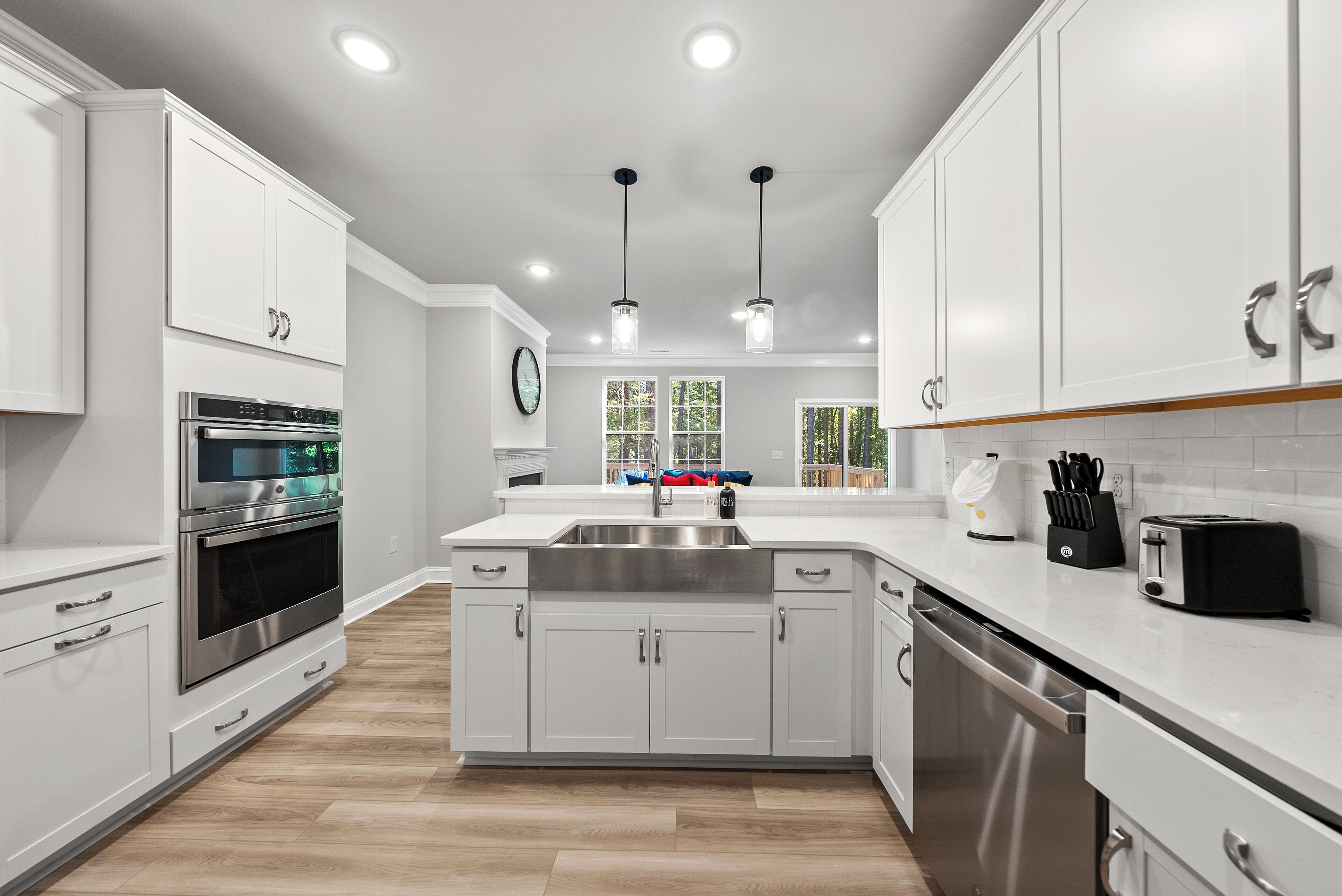 Mikrobølgeovn, ovn, kokeplater og oppvaskmaskin