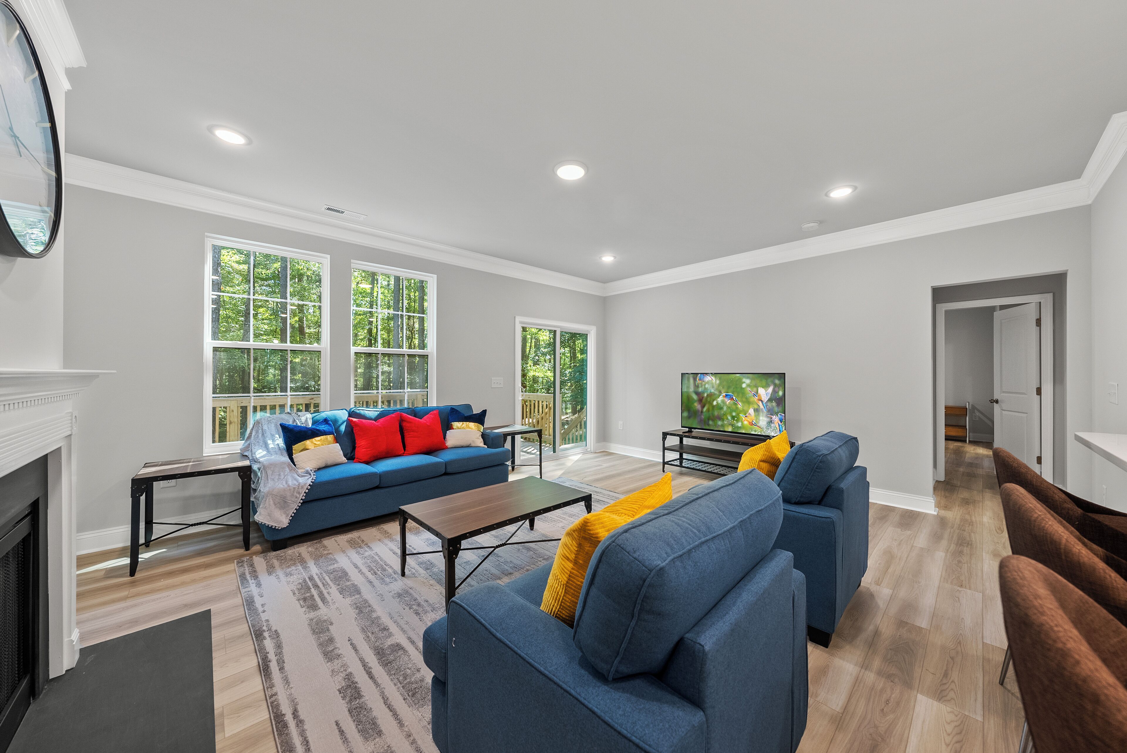 Televisión y chimenea 