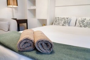 Room - Modern West London Studio Near Hammersmith Tube (Greater London)