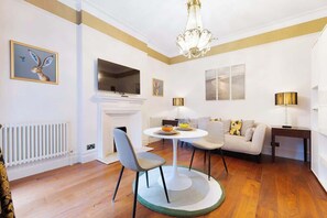 Dining - Modern West London Studio Near Hammersmith Tube (Greater London)