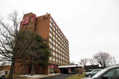 Albany Retreat- Free Breakfast & Parking Included