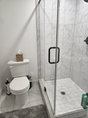 Dusche, Seife, Toilettenpapier