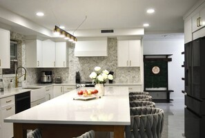 ميكروويف، فرن، موقد طهي مسطح، غسالة أطباق