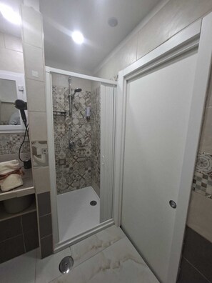 Séchoir à cheveux, serviettes fournies, savon, papier de toilette