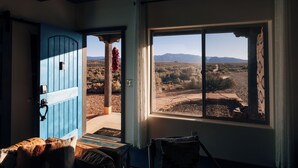 Ein Zimmer mit großem Fenster und Blick auf eine Wüstenlandschaft.