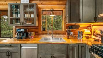 Kylskåp, mikrovågsugn, ugn och spishäll