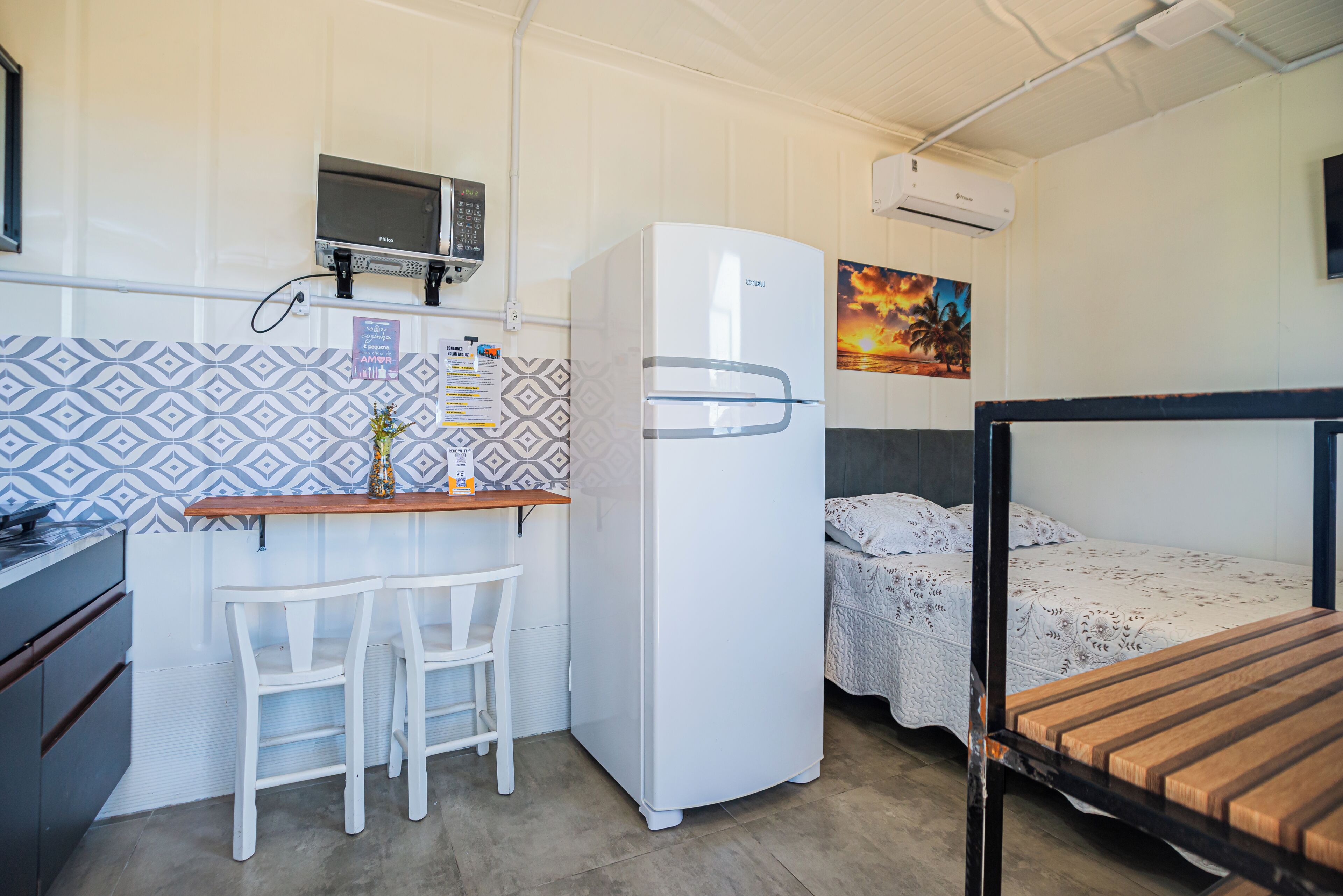 Casa básica | Cocina privada | Refrigerador con congelador, microondas, horno y parrilla de estufa 