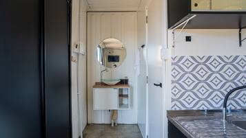 Basic-Haus | Badezimmer | Dusche, Handtücher, Toilettenpapier