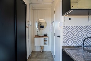 Basic House | Bathroom | Shower, towels, toilet paper