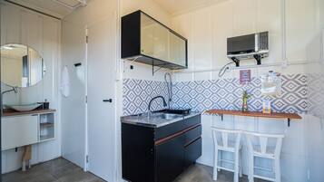 Casa básica | Cozinha privada | Geladeira grande, micro-ondas, fogão, cooktop