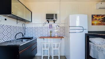 Casa Basic | Cucina privata | Frigorifero con congelatore, microonde, forno, piano cottura