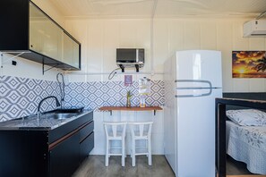 Casa Basic | Cucina privata | Frigorifero con congelatore, microonde, forno, piano cottura