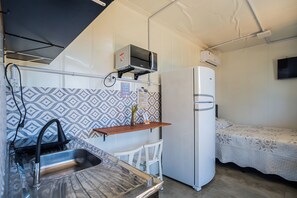 Casa Basic | Cucina privata | Frigorifero con congelatore, microonde, forno, piano cottura