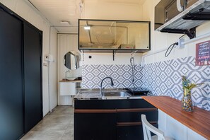Casa básica | Cozinha privada | Geladeira grande, micro-ondas, fogão, cooktop