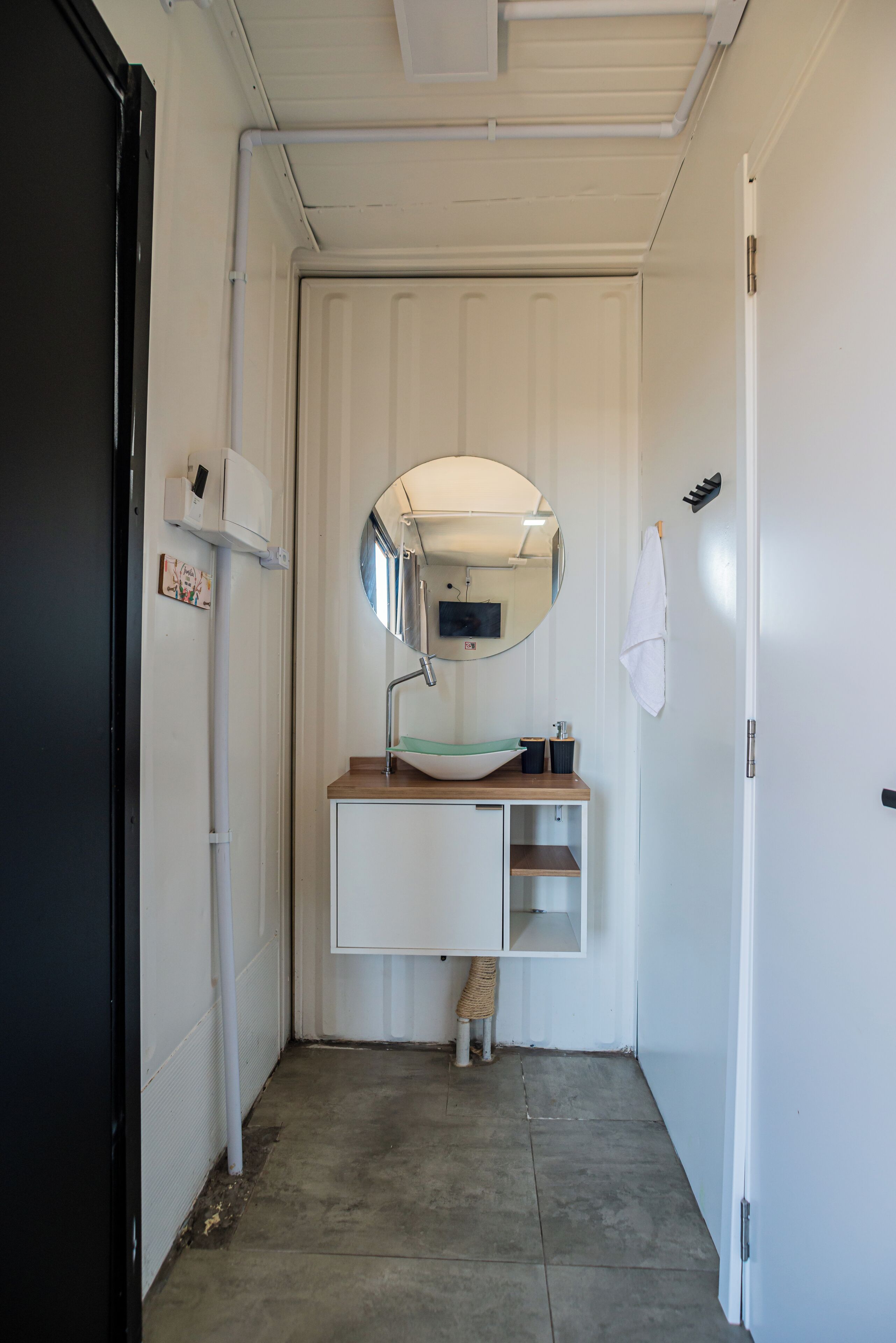 Casa básica | Baño | Regadera, toallas, papel de baño 