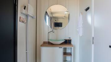 Casa Basic | Bagno | Doccia, asciugamani, carta igienica