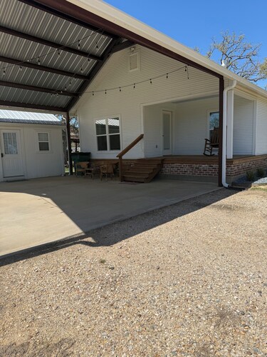 Charming 2-bedroom farmhouse in awesome Sulphur Springs, Texas