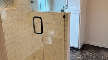 Regadera, secadora de cabello, toallas, jabón