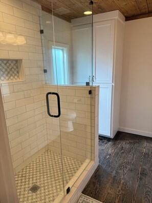 Regadera, secadora de cabello, toallas, jabón 