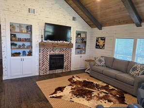 Televisión y chimenea 